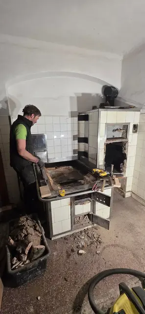 Der alte Tischherd samt Durchheiz konnte wieder in Betrieb genommen werden. | Foto: Hackl