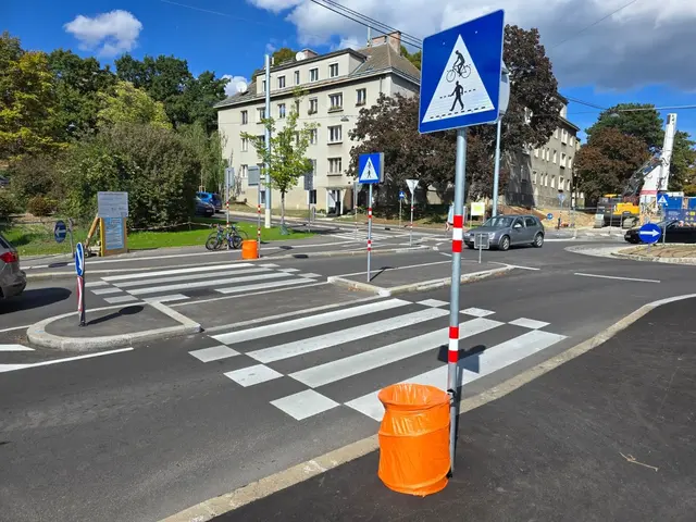 Die Straßenseite soll jetzt sicherer und weniger umständlich überquert werden können. Mit dem Kreisverkehr sind jedoch nicht alle einverstanden.  | Foto: Ipirotis/MeinBezirk
