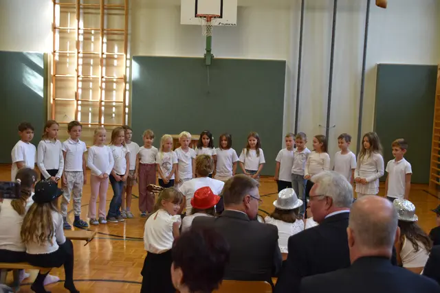 Die 2. Klasse singt zur Begrüßung. | Foto: Mirjam Preineder