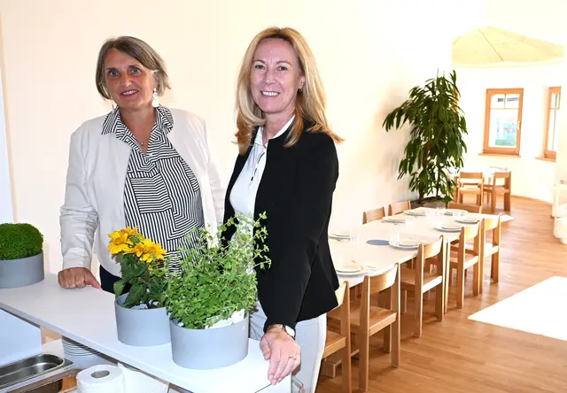 Bürgermeisterin Barbara Schweitl und Direktorin Christine Schörghofer. | Foto: Josef Wind
