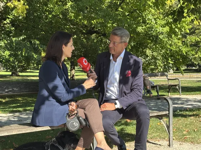 Landeshauptfrau Karoline Edtstadler im Gespräch mit MeinBezirk Salzburg-Chefredakteur Michael Kretz.  | Foto: MeinBezirk Salzburg