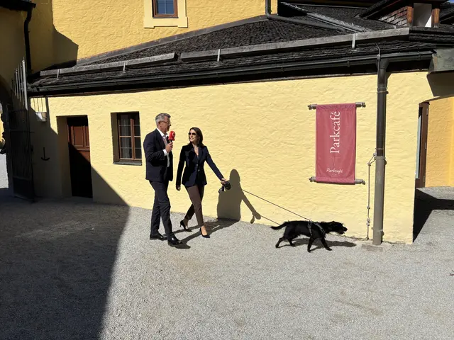 Landeshauptfrau Karoline Edtstadler im Gespräch mit MeinBezirk Salzburg-Chefredakteur Michael Kretz.  | Foto: MeinBezirk Salzburg