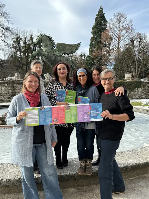 Das "Team Vielfalt" rund um Eva Spießberger (vorne links)- hier bei der Präsentation des Programms zum Monat der Vielfalt im Jahr 2025 | Foto: Lisa Gold