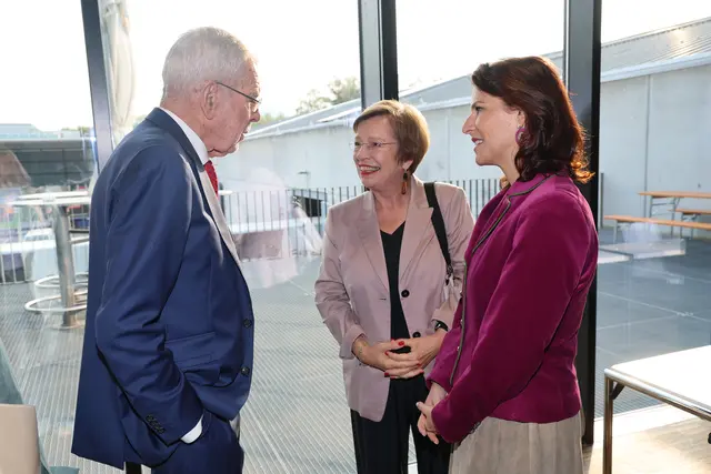 Landeshauptfrau Karoline Edtstadler mit Bundespräsident Alexander Van der Bellen und dessen Ehefrau Doris Schmidauer.  | Foto: Land Salzburg / Franz Neumayr