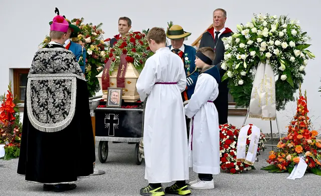 Die erste Etappe des Trauerzuges führte von der Kirche zum Gemeindeamt. | Foto: Hassl