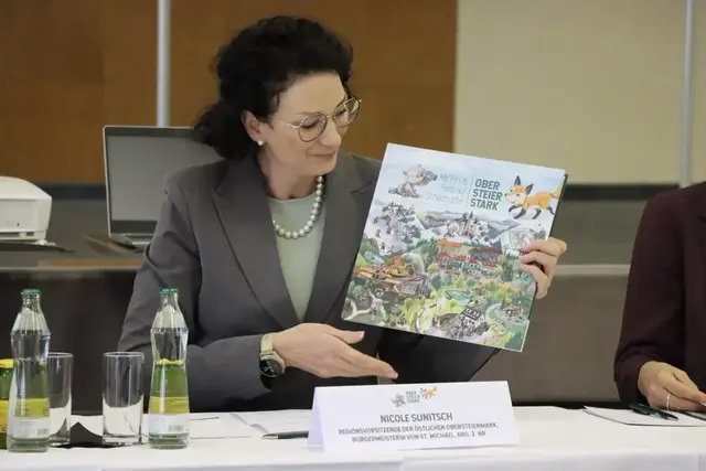 Nicole Sunitsch, Regionsvorsitzende der östlichen Obersteiermark präsentierte im Dezember 2025 das Wimmelbuch. | Foto: RMOSO/L. Hessenberger