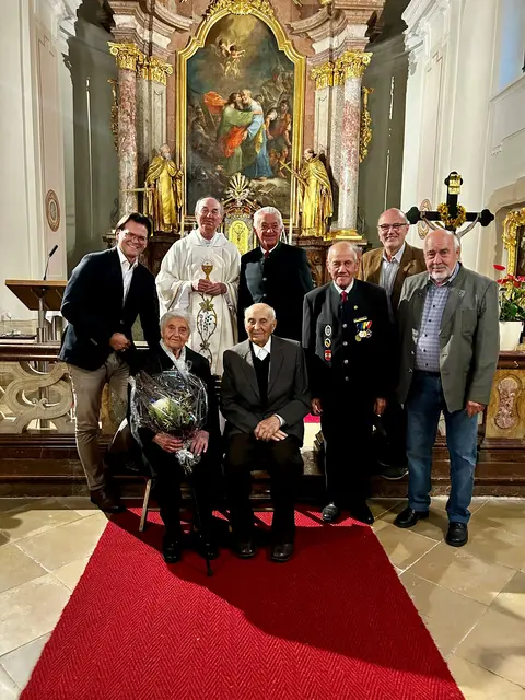 sitzend Franziska und Willibald Krenn; stehend: Bürgermeister Bernhard Heinl, Pfarrer Jan Dudka, Hubert Sumetzberger, Alfred Stöllner, GR Michael Vogler, Leopold Moser | Foto: Marktgemeinde Michelhausen