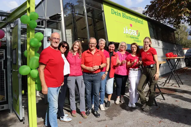 Gärtnermeister Michael Jäger (Mitte) eröffnete gemeinsam mit seinem Team den neuen Blumenladen am Haller Friedhof. | Foto: Kendlbacher