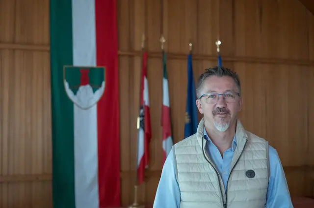 ÖVP-Bürgermeister Felix Picher im Sitzungssaal. | Foto: Santrucek