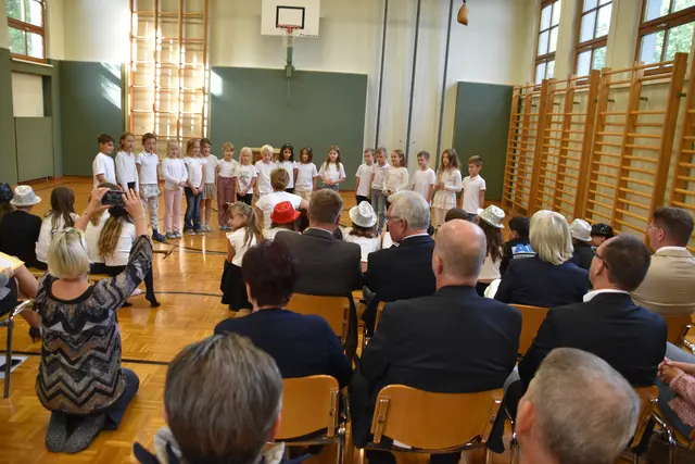 Die 2. Klasse singt zur Begrüßung. | Foto: Mirjam Preineder