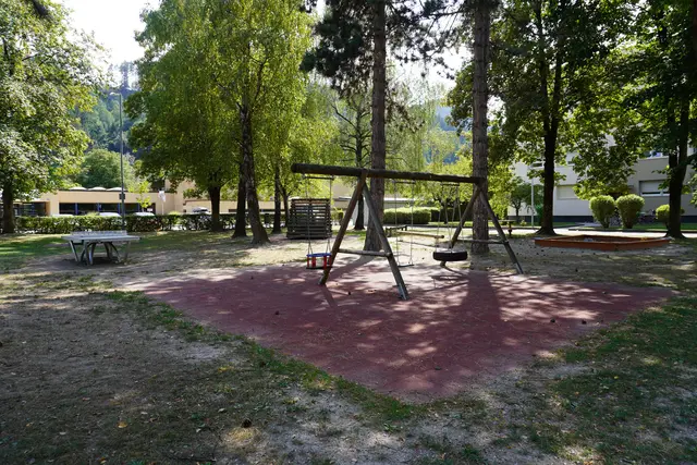 Der Spielplatz bei der Mittelschule Völs ist ein Muss für heiße Sommertage.  | Foto: AMG