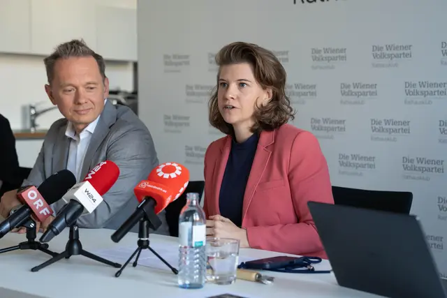 Elisabeth Olischar (ÖVP) präsentierte gemeinsam mit Georg Mitterecker (l.) und Carolin Macher von der HMA Architektur GmbH ihre Ideen für die Nachnutzung des Erdberger Busterminals. | Foto: Sade Jerabek/MeinBezirk