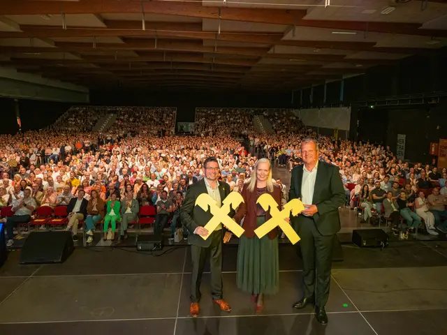 Gänsehaut-Moment auf der Bühne: Obmann Michael Hell sowie die Direktoren Ernestine Grießler und Thomas Schauer vor einem bis auf den letzten Platz besetzten Saal. | Foto: Raiffeisen
