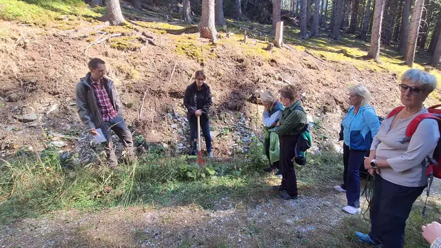 Dagmar Karisch-Gierer (auf dem Bild mit Spaten) zeigt den Teilnehmerinnen verschiedene Zeigerpflanzen.  | Foto: Katrin Stiper-Mauhart