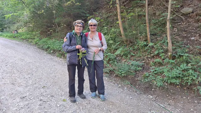Exkursionsteilnehmerin Katharina Ducho (links), ehemalige Betriebsführerin der eigenen Landwirtschaft, übernimmt seit 50 Jahren die Kulturpflege des heimischen Waldes.  | Foto: Katrin Stiper-Mauhart 