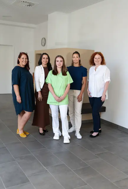 Von links: Adriana Sherifi, Leiterin des Betreuungs- und Pflegedienstes FraDomo Feldkirchen, Elena Roxana-Bachl, Koordinatorin Wohnen FraDomo Feldkirchen, Lydia Neulinger, Lehrling, Anna Stallinger, Praxisanleiterin FraDomo Feldkirchen, Adele Wakolbinger, Hausleiterin FraDomo Feldkirchen. | Foto: Magdalena Wilhelm