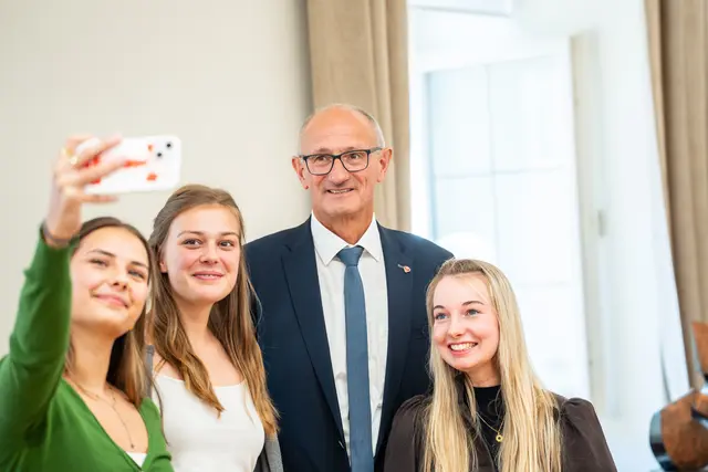 Das Format „Frag den LH“ bietet wie immer auch eine Gelegenheit für einen persönlichen Austausch oder ein Selfie mit dem Landeshauptmann. | Foto: Land Tirol/Saxl