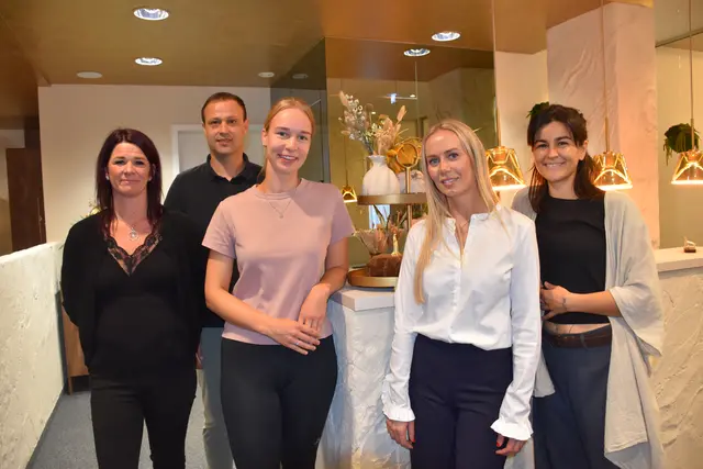 Das Team von Bodybalance mit Chefin Jelena Zunic (2. v.r.). bei der Eröffnung.  | Foto: Haun