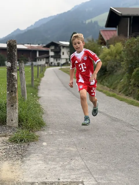 Voller Körpereinsatz beim Rote Nasen Lauf in Westendorf. | Foto: Johanna Bamberger