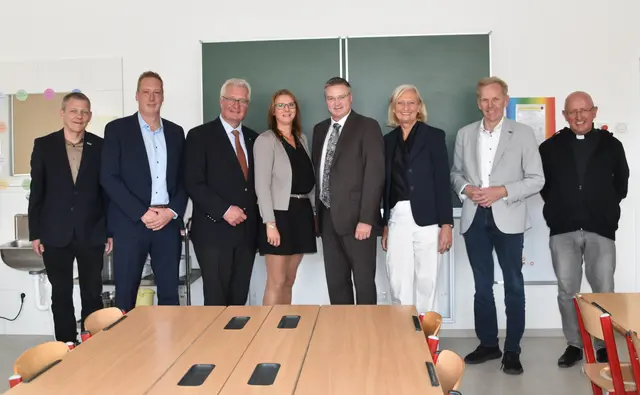Fa. Pfnier Frank Pfnier, Baumeister Gerhard Holpfer, LAbg. Christoph Kainz in Vertretung der Landeshauptfrau Johanna Mikl-Leitner, Schulleiterin Birgit Reininger, BEd, Bgm. Abg. z. NR Wolfgang Kocevar, SQM Erika Klonner, MA BEd, Vize Bgm. Christian Pusch, Pfarrer Mag. Pawel Wojciga. | Foto: Mirjam Preineder