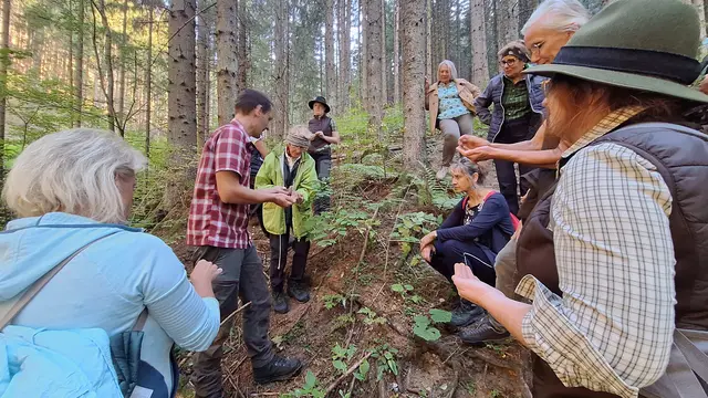 Joachim Kirchmaier erklärt den anwesenden Frauen die Fingerprobe zur Bestimmung des Oberbodens. Um die Bodenart auch im Wald beurteilen zu können.  | Foto: Katrin Stiper-Mauhart