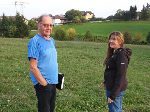 Der unmittelbaren Anrainer,  der pensionierte Jurist Dr. Johann Huber und Anrainerin Herta Riegler informierten MeinBezirk über das Wohnbauprojekt Sonnenhang,  das an den Brunnenweg anschließt.   | Foto: Zinterhof