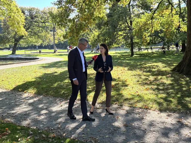 Landeshauptfrau Karoline Edtstadler im Gespräch mit MeinBezirk Salzburg-Chefredakteur Michael Kretz.  | Foto: MeinBezirk Salzburg