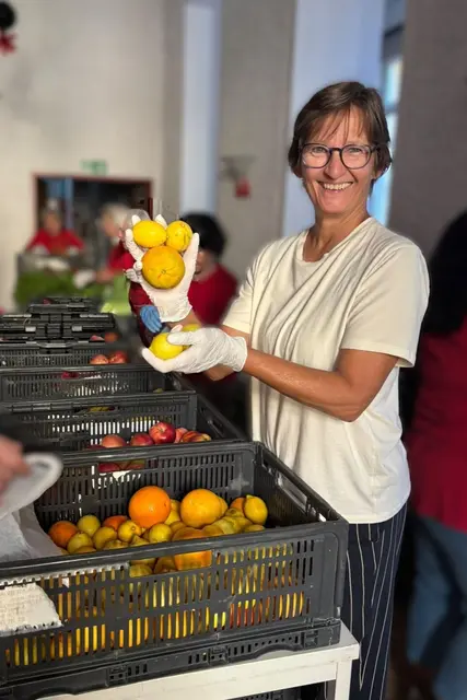 Die freiwilligen Helferinnen und Helfer der Initiative Mitmensch unterstützten das Team der Caritas bei der Essensausgabe. | Foto: IMI23