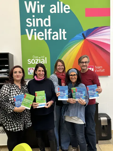 Das "Team Vielfalt" rund um Eva Spießberger - hier bei der Präsentation des Programms zum Monat der Vielfalt im Jahr 2025 | Foto: Lisa Gold