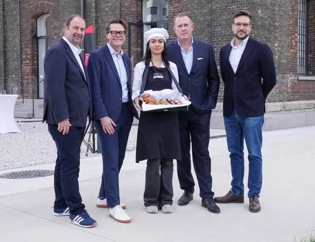 Bezirksvorsteher Alexander Nikolai, Umweltstadtrat Jürgen Czernohorszky (beide SPÖ), eine Croissant-Bäckerin und Michael Müller-Baatz von "Paul Bakery" sowie Max Rammerstorfer vom ÖBB-Immobilienmanagement (v. l.) bei der Präsentation des neu revitalisierten Wasserturms in der Freien Mitte des Nordbahnviertels. | Foto: Andreas Pölzl/MeinBezirk