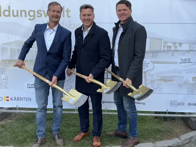 Schulgemeindeverbands-Vorsitzender Klaus Penz, Landeshauptmann Daniel Fellner und Wolfsbergs Bürgermeister Alexander Radl beim Spatenstich für die Generalsanierung der Bildungswelt Wolfsberg. | Foto: MeinBezirk.at/Kerstin Pussnig