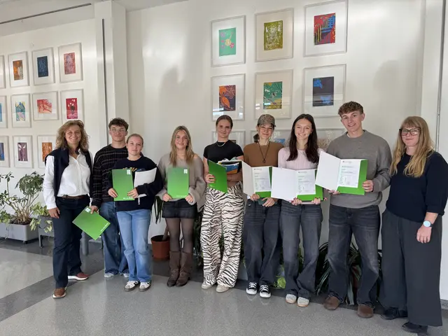 von li. nach re.: Dir. Mag. Romana Haslgrübler, Alexander Nagy, Johanna Leitner, Stefanie Mäser, Rosa Steiner, Klara Berndl, Pia Eberharter, Kaltenhäuser Maximilian, Mag. Sophie Schweiger | Foto: Dir. Mag. Romana Haslgrübler