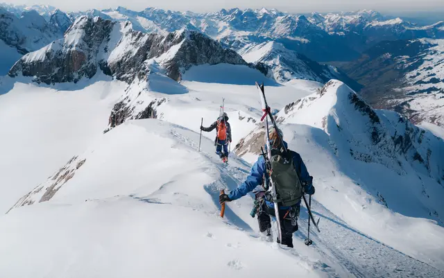 Gemeinsam sicherer unterwegs: Bei den kostenlosen SAAC Snow Camps lernen Wintersportler, Lawinenrisiken zu erkennen und bessere Entscheidungen im Gelände zu treffen. | Foto: Vaude/Ferry Weikert