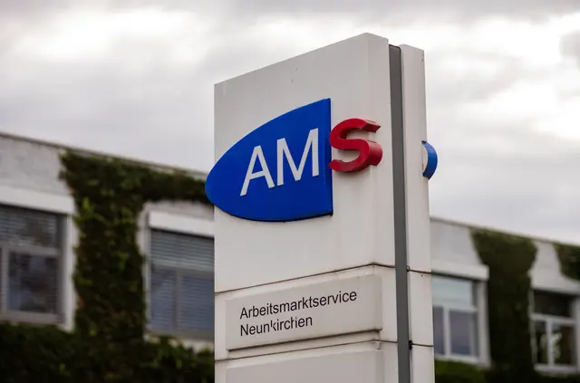 Im AMS Neunkirchen wird die Schlange der Arbeitsuchenden wieder länger. | Foto: Santrucek