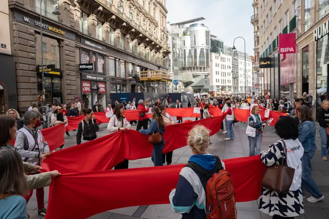 Anlässlich des "Langen Tags der Flucht" bildeten Freiwillige gemeinsam mit der Caritas Wien und Schauspielerin Valerie Huber auf der Kärntner Straße eine "Rote Linie für Menschlichkeit". | Foto: Sade Jerabek/MeinBezirk