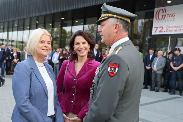 Im Bild: Landeshauptfrau Karoline Edtstadler (Mitte), Verteidigungsministerin Klaudia Tanner und Militärkommandant Peter Schinnerl.  | Foto: Land Salzburg / Franz Neumayr