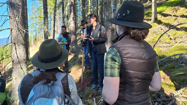 Die Waldspaziergeherinnen werden über die dynamische Bodenkarte informiert.  | Foto: Katrin Stiper-Mauhart 