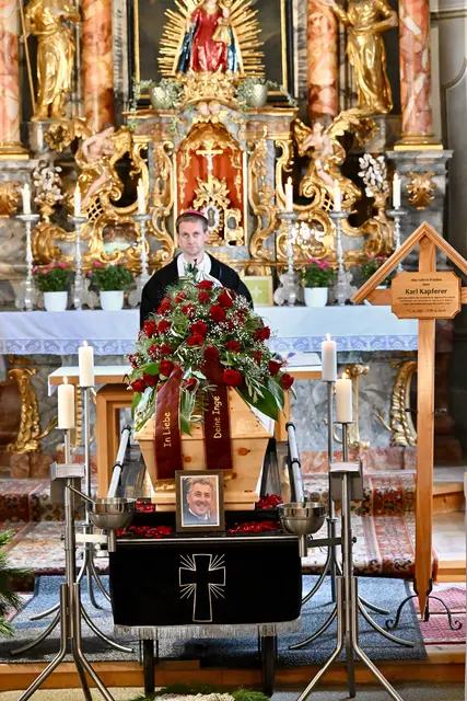 Die Verabschiedung fand in der Kirche statt - viele Menschen waren gekommen, um Karl Kapferer auf seinem letzten Weg zu begleiten. | Foto: Hassl