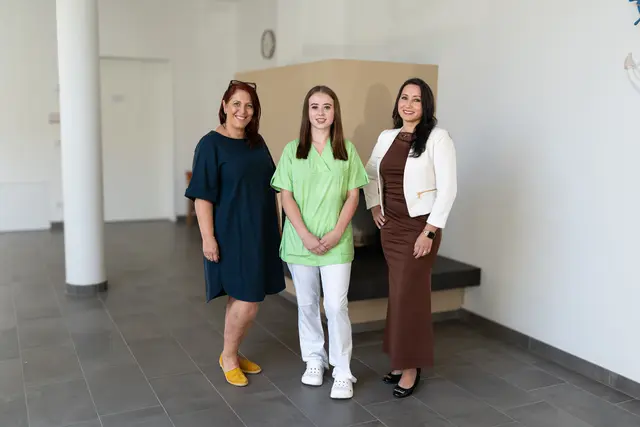 Von links: Adriana Sherifi, Leiterin des Betreuungs- und Pflegedienstes FraDomo Feldkirchen, Lydia Neulinger, Lehrling, Elena Roxana-Bachl, Koordinatorin Wohnen FraDomo Feldkirchen. | Foto: Magdalena Wilhelm