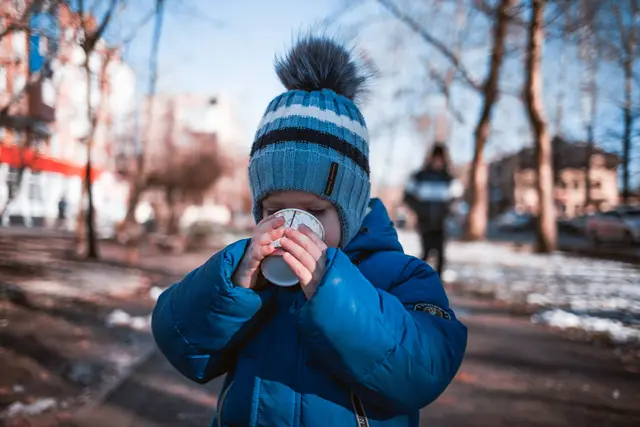 Taschentücher, Tee und Halspastillen gehören im Herbst und Winter oft zur Grundausstattung. | Foto: unsplash / Vladislav Nikonov