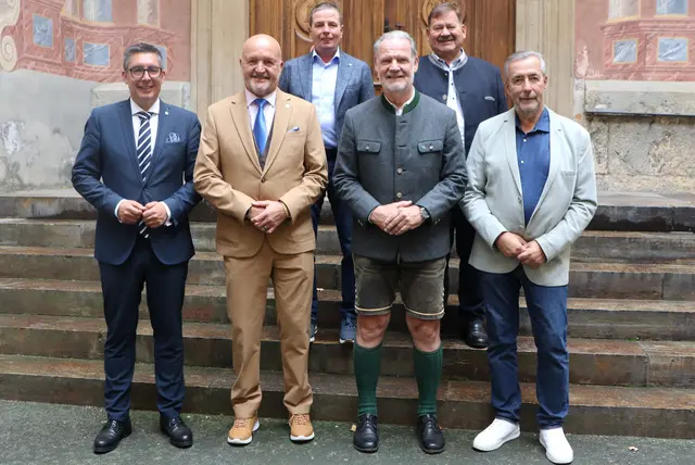 Erinnerungsfoto vor der Museumsführung: Christoph Staudacher, Andreas Teufl, Anton Mahdalik, Gerald Deutschmann, Hubert Kinz, Werner Gradwohl (v.l.) | Foto: Gerhard Langmann