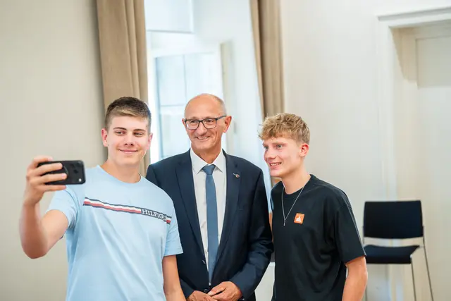 Nach der Aufzeichnung bleibt noch Zeit für persönliche Gespräche oder Selfies mit dem Landeshauptmann. | Foto: Land Tirol/Saxl