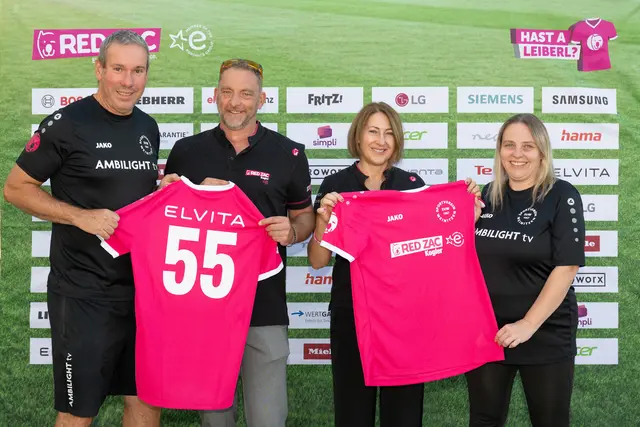Obmann Stv und Trainer Damen Werner Beil, SV Weinitzen, Geschäftsführer Harald Kogler, RED ZAC Kogler, Vorstand und CFO Alexandra Mandl, RED ZAC und Schriftführerin Sabrina Beil, SV Weinitzen, freuen sich über die gelungene Übergabe im Rahmen der RED ZAC Initiative "Hast a Leiberl". | Foto: Fotostudio Jokesch
