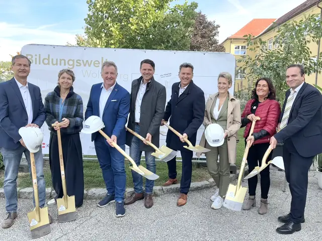 Mit dem offiziellen Spatenstich wurde die Generalsanierung der Bildungswelt Wolfsberg gestartet. Rund zwölf Millionen Euro werden in den kommenden Jahren in die Modernisierung des Gebäudes investiert. | Foto: MeinBezirk.at/Kerstin Pussnig