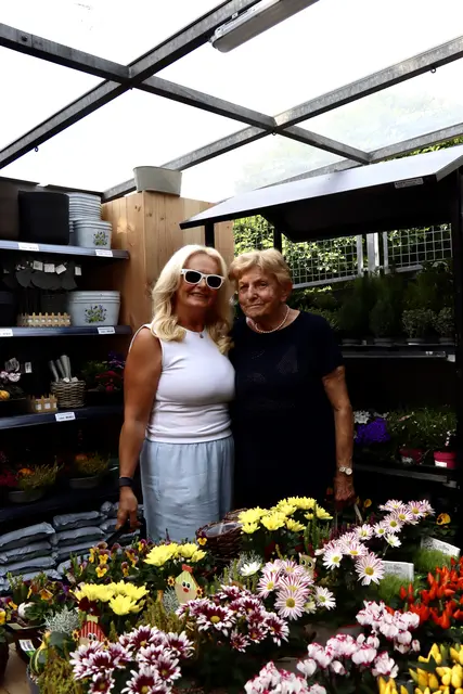 Silvia und Rosemarie sind vom neuen Blumenladen in Hall begeistert. | Foto: Kendlbacher