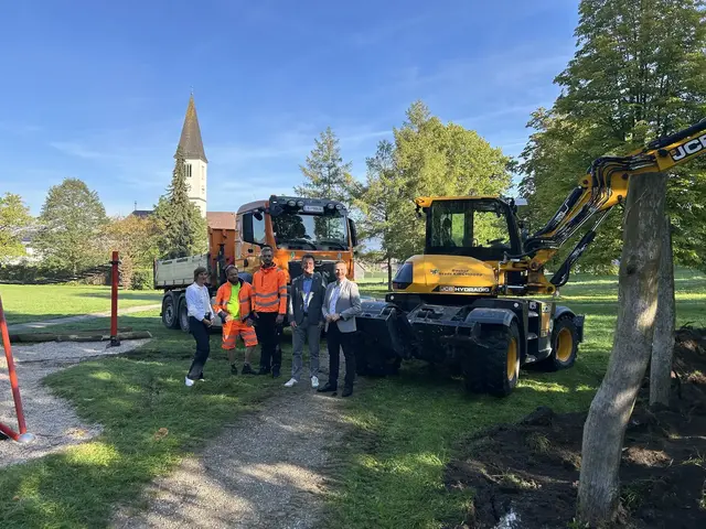 Bürgermeister Horst Hufnagl (2. v. re.) mit Bürgermeister Markus Ringhofer (re.) Amtsleiterin Astrid Ruess (li.) aus Kirchdorf und Mitarbeiter des Bauhofes. | Foto: MAaktgemeinde Micheldorf
