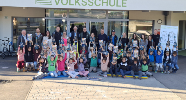 Die Kinder lernen nicht nur die Ukulele als Instrument kennen, sondern erfahren auch, wie bereichernd gemeinsames Musizieren für das soziale Miteinander sein kann. | Foto: VS St. Oswald