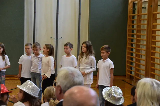 Die 2. Klasse singt zur Begrüßung. | Foto: Mirjam Preineder
