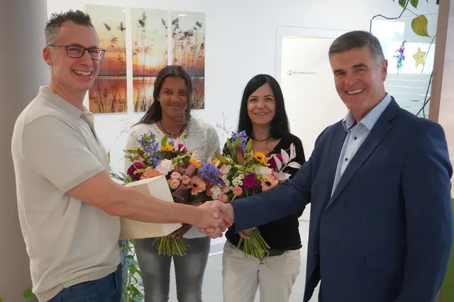 Bürgermeister Gerhard Krug gratulierte Dr. Claus Bader und seinen Assistentinnen Angelika Meinschad und Karoline Weger zum zehnjährigen Bestehen der Arztpraxis in Rietz. | Foto: Georg Larcher / MeinBezirk