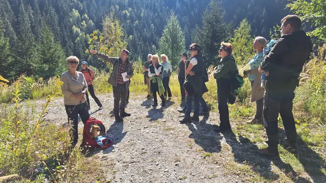 Joachim Kirchmaier, Forstberater der Bezirkskammer Obersteiermark, erläutert die Bodenbildung anhand eines Waldstandortes. | Foto: Katrin Stiper-Mauhart 
